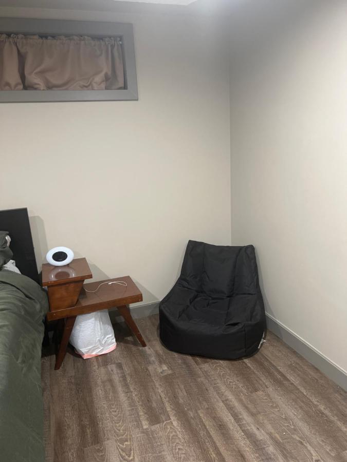 Spacious Room & Living Area In Nw! YYC المظهر الخارجي الصورة