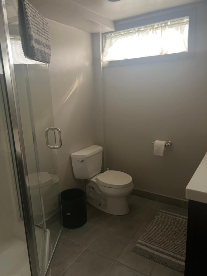 Spacious Room & Living Area In Nw! YYC المظهر الخارجي الصورة