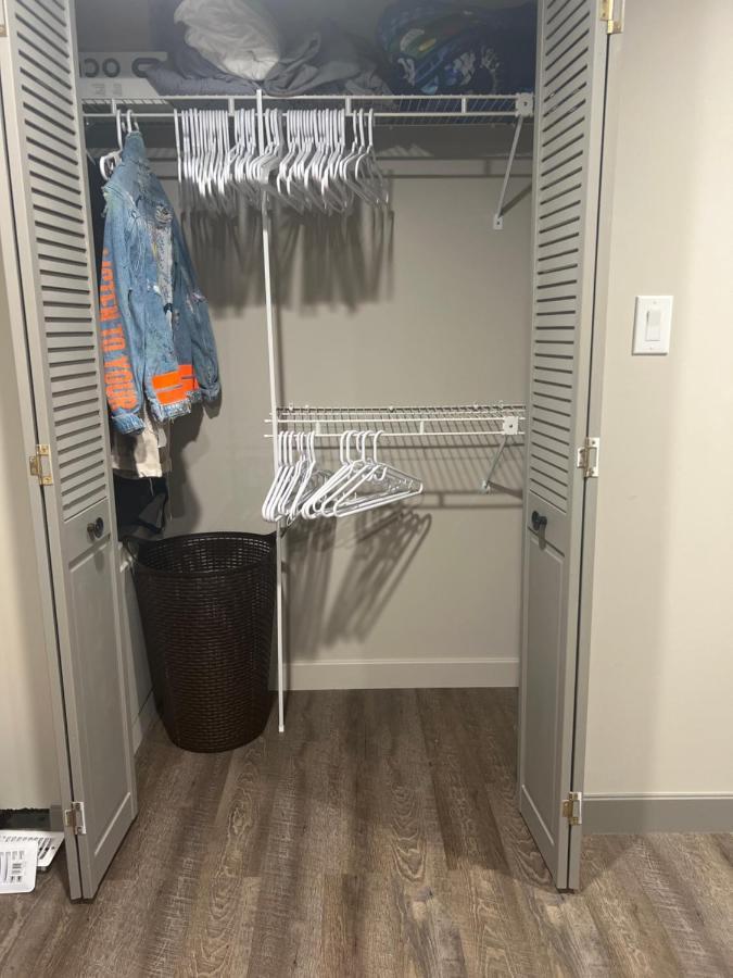 Spacious Room & Living Area In Nw! YYC المظهر الخارجي الصورة