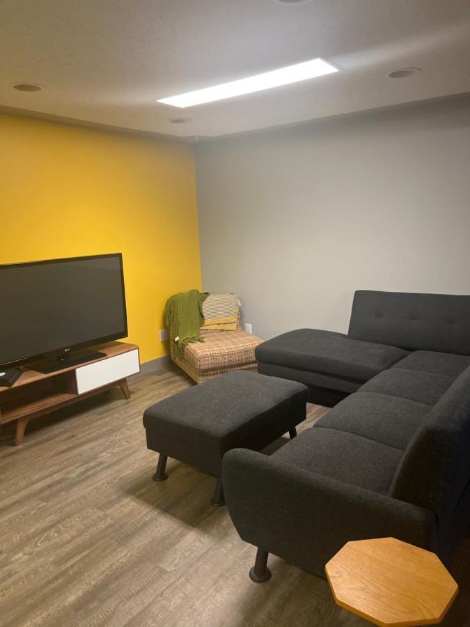 Spacious Room & Living Area In Nw! YYC المظهر الخارجي الصورة